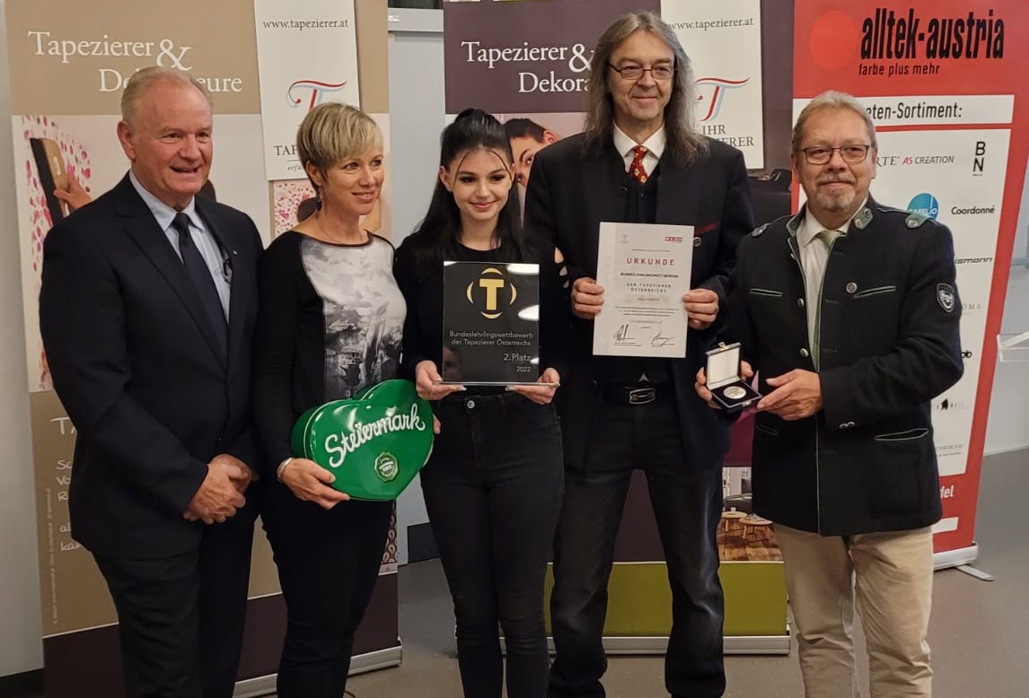 Nina Pagitz (Mitte) holt sich den zweiten Platz Tapezierer und Dekorateure beim Bundeslehrlingswettbewerb der Tapezierer und Dekorateure 