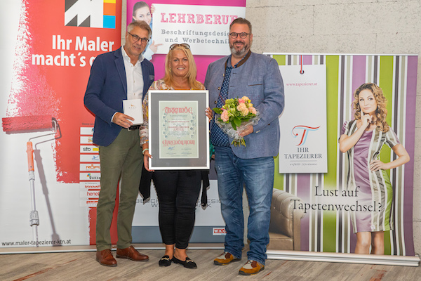 Rudi Bredschneider (li.) und Reinhold Edlinger (re.) gratulieren Ruth Schüssler zum Firmenjubiläum