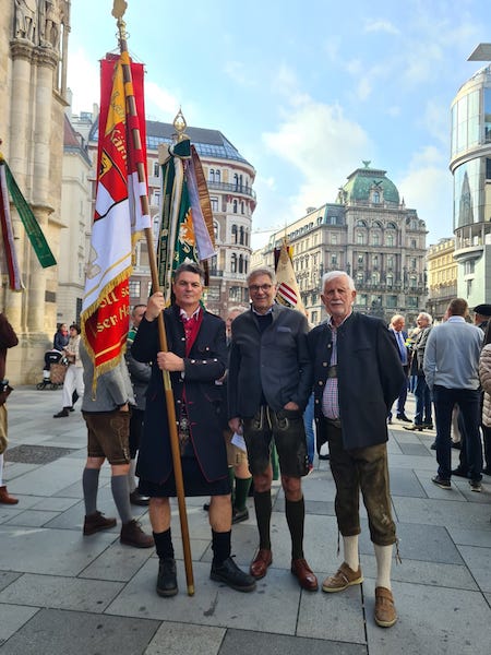 Die Kärntner Delegation mit Fahnenträger Martin Woath, Rudi Bredschneider und Hugo Rom (von links)